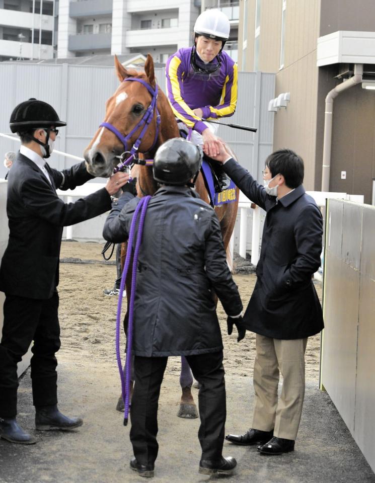 　川崎記念を制したカジノフォンテン。握手を交わす張田昂と山下貴師