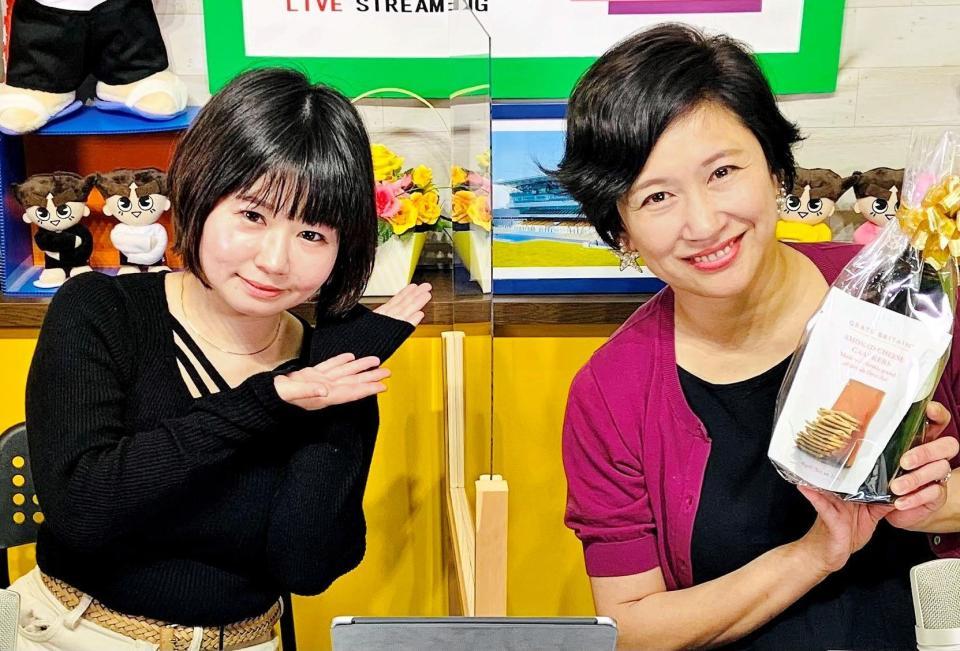 競輪の配信番組にキャスターの工藤わこ（右）出演したツジ・ルイス