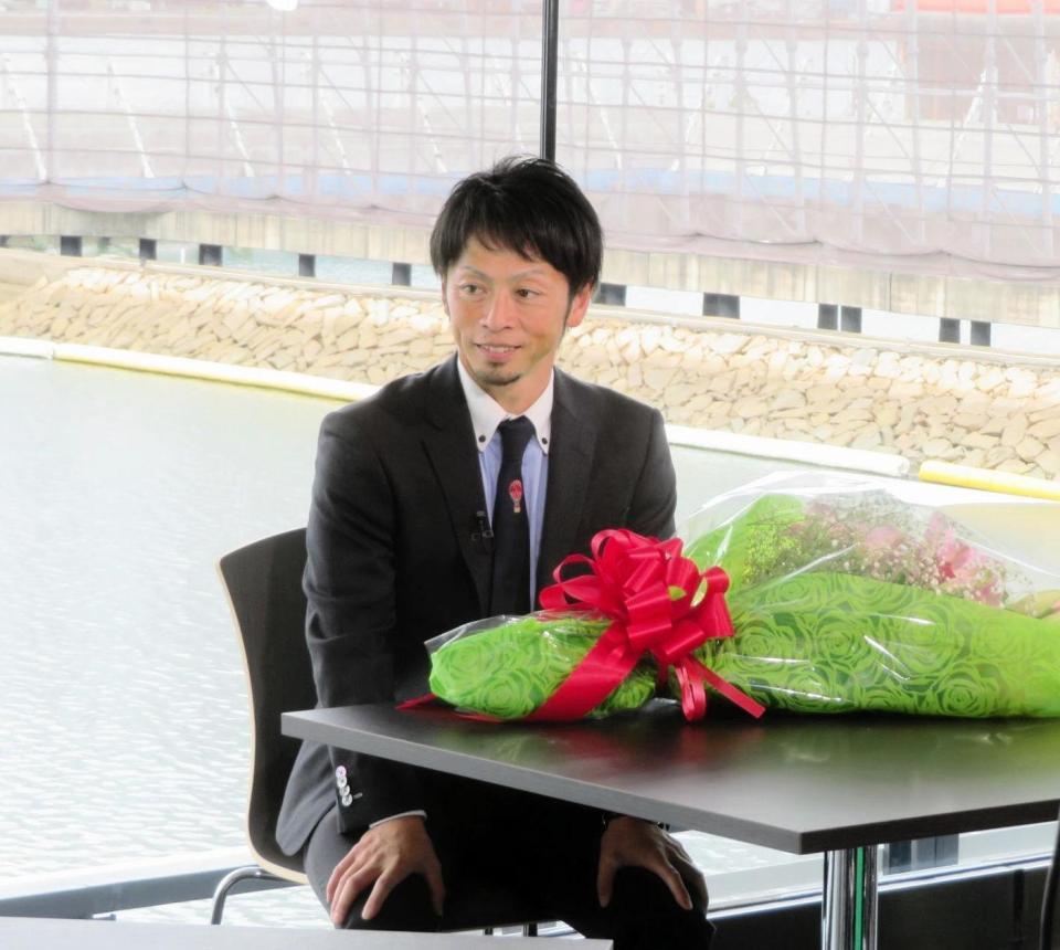 ボートレース　片岡雅裕　ヘルメット　サイン入り　千社札付き　貴重 ボートレース 片岡雅裕 ヘルメット サイン入り 千社札付き 貴重