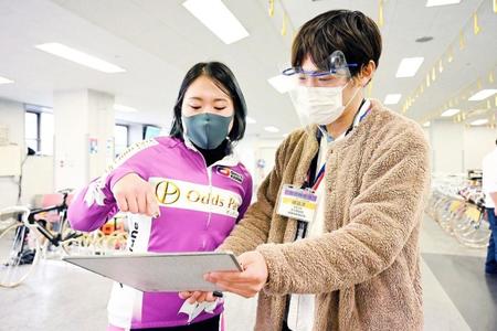 メンバー表を見てコメントを考えている板根茜弥（左）