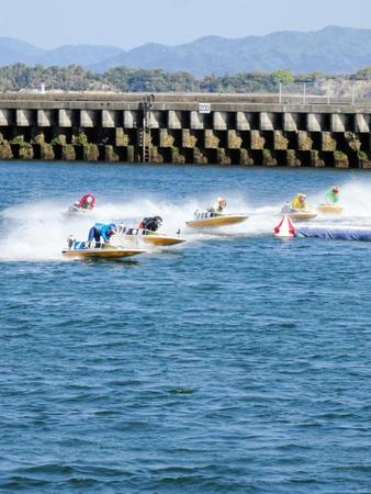 　激しい道中の争い。不良航法の厳格化で、より安全なレースへの意識が求められる