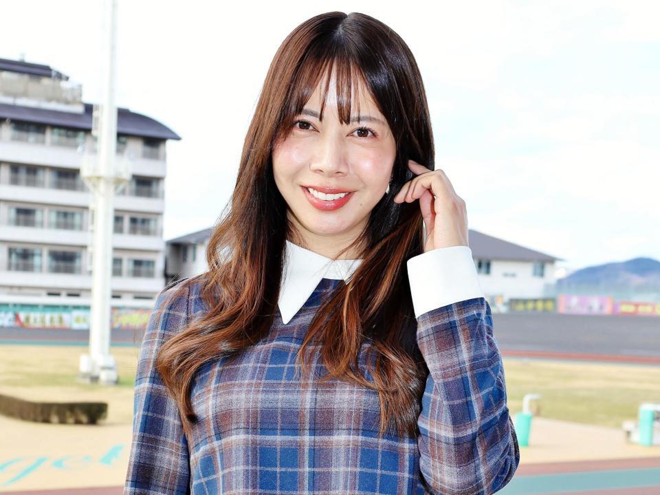 競輪グッズコレクションファンにを披露したい桜井奈津（和歌山競輪で撮影）