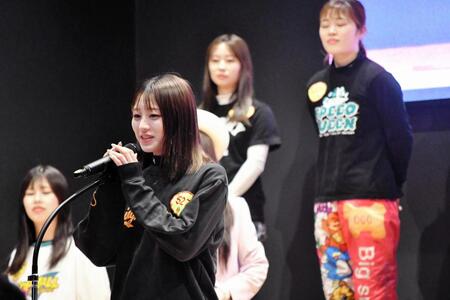 ４月とこなめＧ３・オールレディースの開会式でマイクの前に立つ松田真実