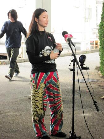 　清水愛海からもらったレースパンツを履く武井莉里佳