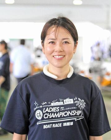 　ネックアイスで暑熱対策をしている平山智加