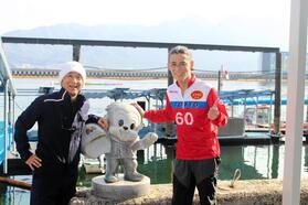 62期の池田雷太（右）と同期で元選手の出本正博さん（左）