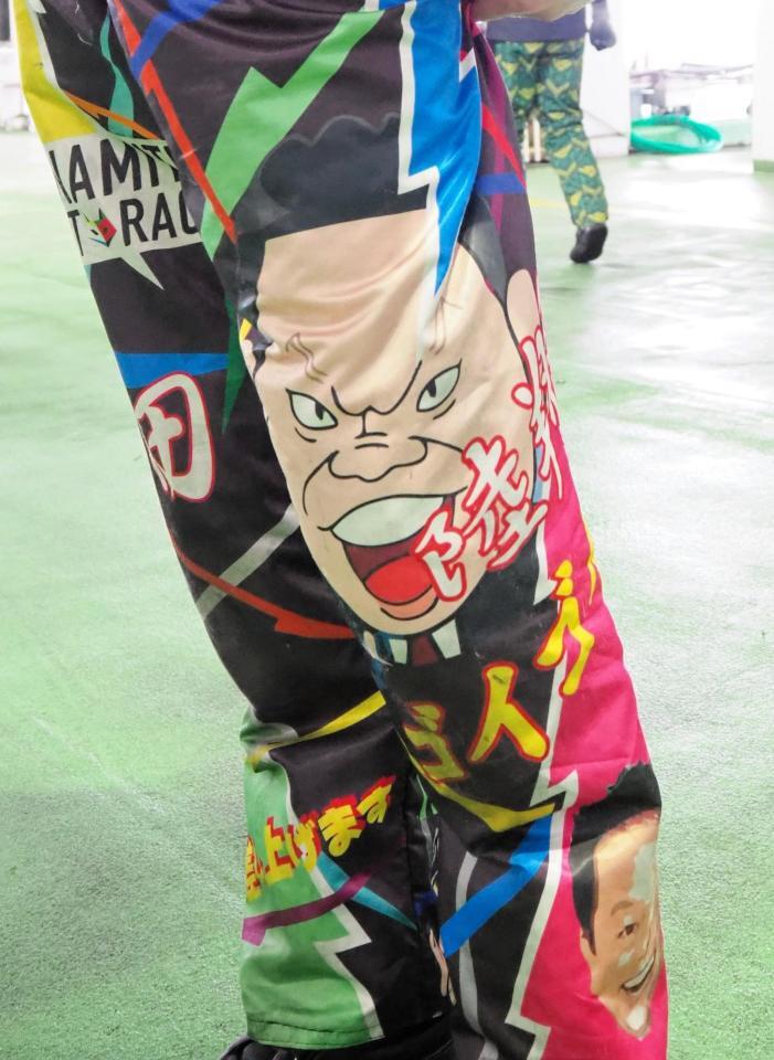 ダイアン津田の写真やイラストが描かれたパンツ