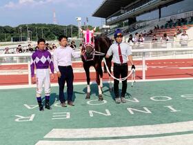 復帰戦を快勝したオケマルと（左から）下原理騎手、盛本信春調教師＝撮影・中山伸治