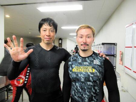 ２０１９年１０月京王閣で５００勝を達成した伏見俊昭さん（左）、前で駆けた飯野祐太とツーショット