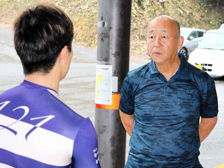 武雄競輪で精力的に選手を取材する井上茂徳氏（手前は後藤大輝）