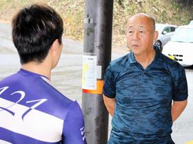 武雄競輪で精力的に選手を取材する井上茂徳氏（手前は後藤大輝）