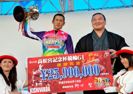 　高松宮記念杯で優勝し、カップを掲げる成田和也。右はプレゼンターの横綱白鵬