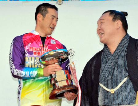 　高松宮記念杯の表彰式で、プレゼンターの横綱白鵬（右）に祝福され笑顔の成田和也
