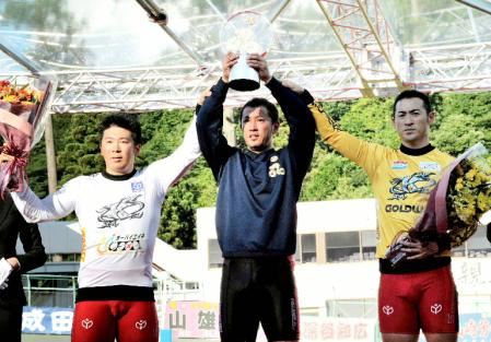 　悲願のＧ１初勝利を果たし、優勝カップを掲げる１着の金子貴志（中央）と２着の深谷知広（左）、３着の成田和也