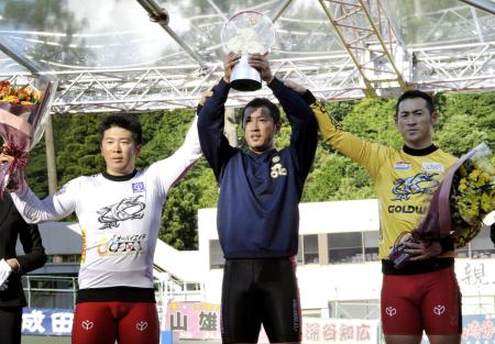 　Ｇ１初勝利を果たし、優勝カップを掲げる１着の金子貴志（中央）と２着の深谷知広（左）、３着の成田和也