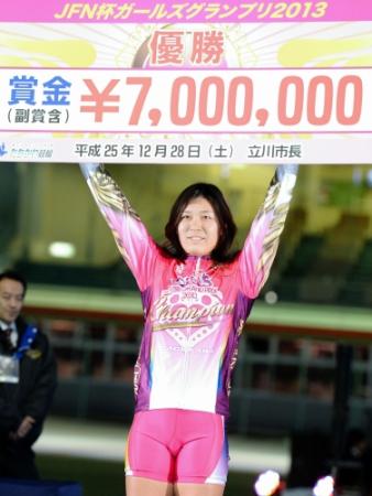 　優勝賞金のボードを掲げる中村由香里