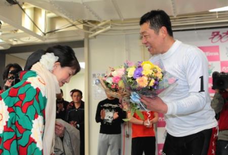 　レース後、家族から花束を受け取る山田裕仁（右）