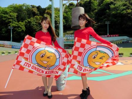 　共同通信社杯でフラッグガールを務める間嶋杏凛さん（左）と寺内りくさん