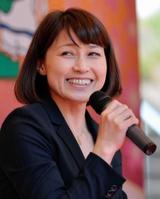 　笑顔でトークする岡崎朋美