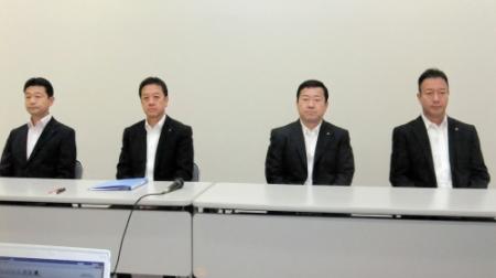 　制裁軽減を発表する日本競輪選手会の佐久間重光理事長（左から２人目）
