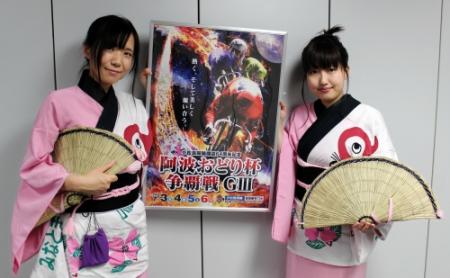　キャンペーンガールで小松島市に勤務する楠本愛さん（左）と杉本真美さんがデイリースポーツを訪問