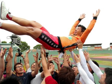 見事に優勝を飾り胴上げされる村上義弘（撮影・飯室逸平）