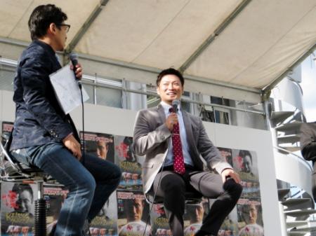 　競輪評論家の山口幸二氏（左）とトークショーに臨む稲川翔