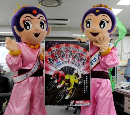 奈良競輪のマスコットキャラクターの飛天ちゃん（右）と鬼飛天ちゃん（左）