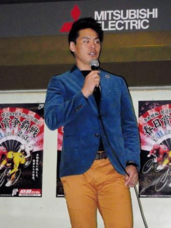 　元気な姿でトークショーに登場した浅井康太