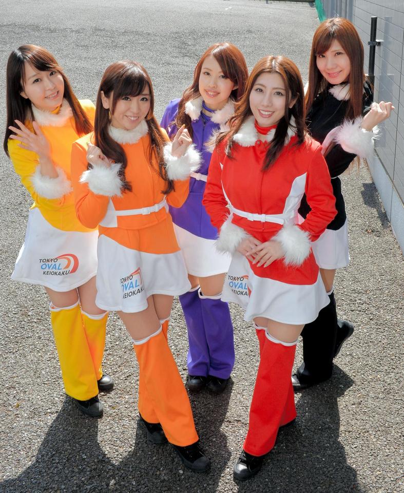熱戦に花を添えるバンクの女神（左から）水木優、柏木まりな、逢川はるか、斉藤雅子、片瀬亜乃＝京王閣競輪場（撮影・堀内翔）
