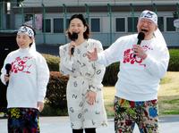 　京王閣競輪場に登場したアニマル親子（左から）浜口初枝さん、浜口京子、アニマル浜口