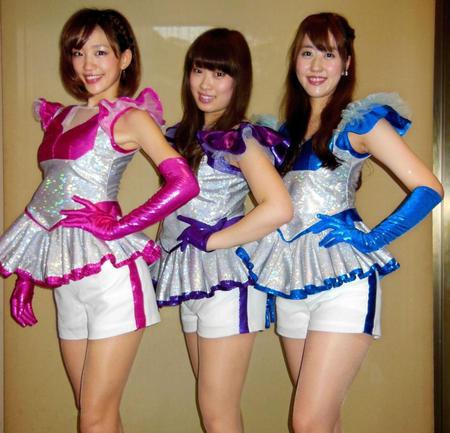 木村菜摘（左）、北川果歩（右）と４月に新加入した長田真友子