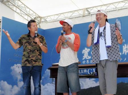 弥彦競輪場のトークショーに登場した（左から）パンチ佐藤、ジェロ、玉袋筋太郎