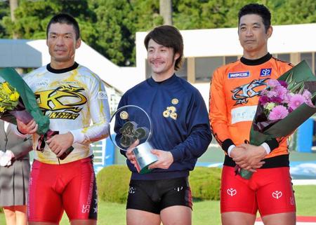 　表彰台で笑顔を見せる優勝した園田匠（中央）左は２着武田、右は３着神山