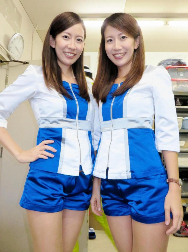 向日町記念でフラッグガールを務める双子の森本季子さん（左）と育子さん