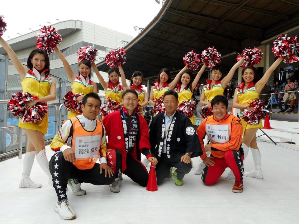 千葉競輪場のステージに登場した「ジェット・スフィーン」（前列は千葉支部の競輪選手。左から湯浅弘光、中村浩士、篠田宗克、花田将司）