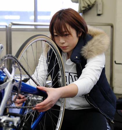 　真剣な表情で自転車を整備する児玉碧衣