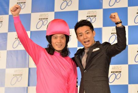 「競輪盛り上げるぞ！」と２０１６年度ＫＥＩＲＩＮ新ＣＭ発表会に出席したピースの又吉直樹（左）と綾部祐二＝東京・赤坂のベクトルスタジオ