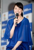 　トークショーで笑顔をふりまく浅尾美和