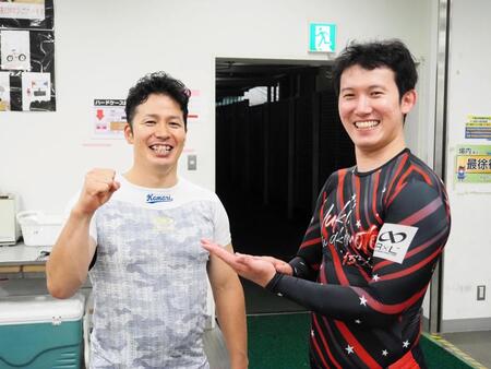 ９月福井の共同通信社杯出場が決まった小森貴大（左）と祝福する脇本勇希（右）