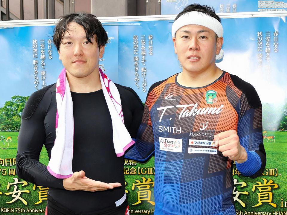 番手の畑段嵐士（左）にたたえられる徳田匠