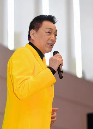 ライブステージで会場を盛り上げる錦野旦＝松山競輪場（撮影・北村雅宏）