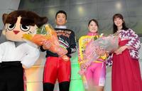１２Ｒ決勝を制した武田豊樹（中央左）と９Ｒガルコレを制し、優勝した小林優香（中央右）は写真に納まる＝松山競輪場（撮影・北村雅宏）