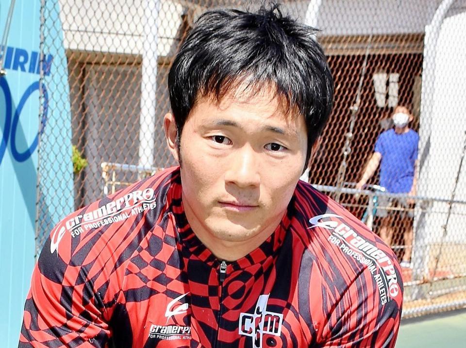 Ｖ３へ豪快弾を放つ林敬宏