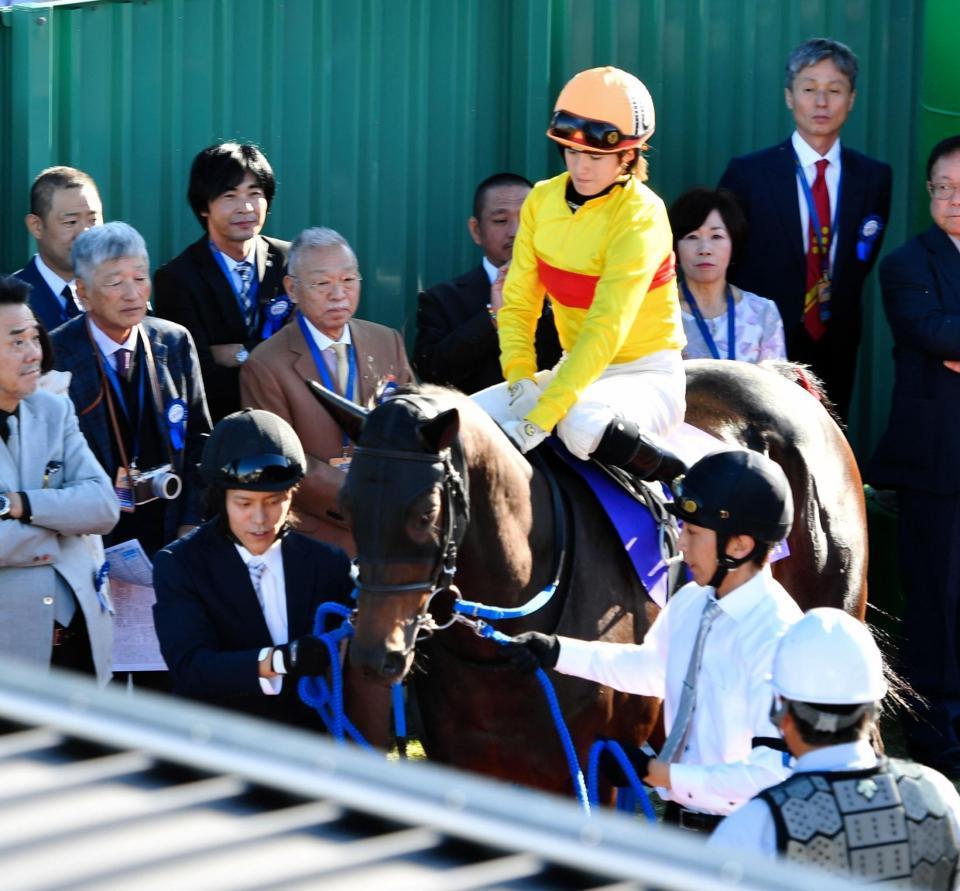小林祥晃オーナー（左から３人目）が見守る中、馬場へと向かう藤田菜七子とコパノキッキング＝浦和競馬場（撮影・西岡正）