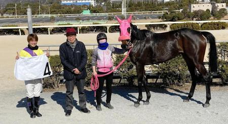 　通算１１００勝を達成した中塚猛調教師（左から２人目）＝撮影・中山伸治