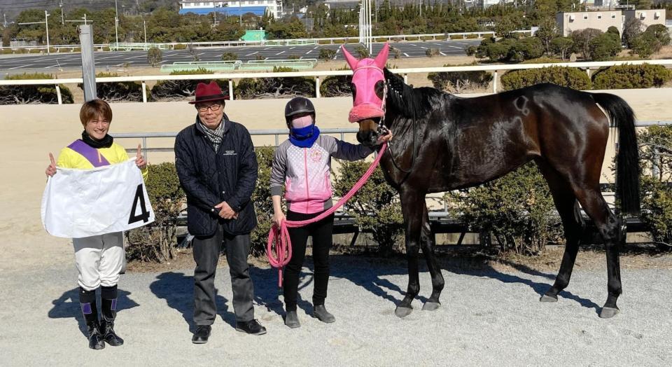 　通算１１００勝を達成した中塚猛調教師（左から２人目）＝撮影・中山伸治