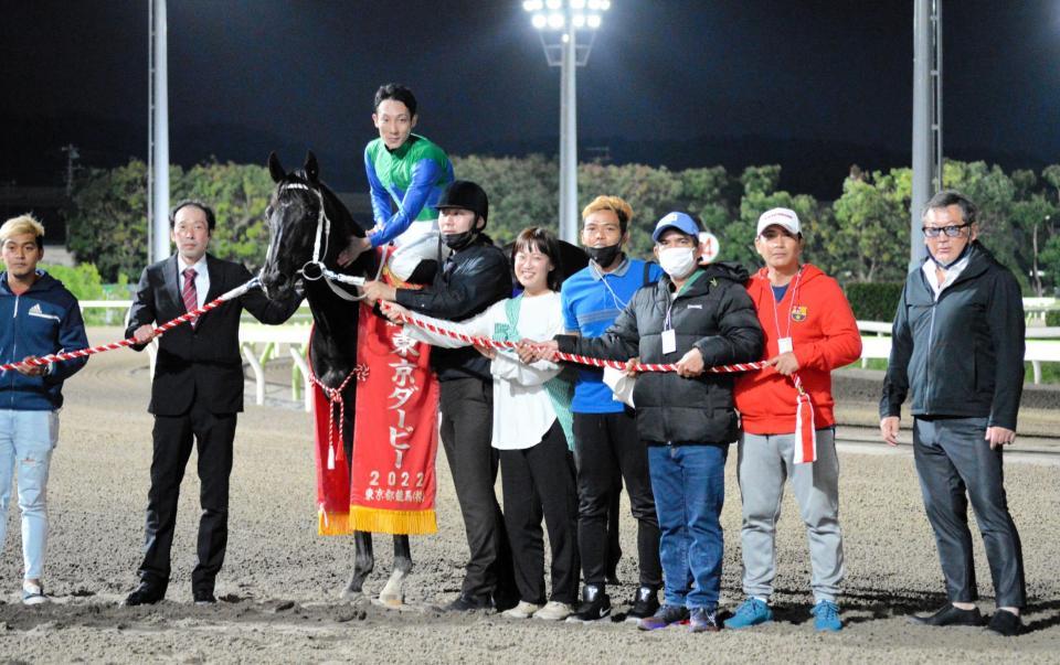 　ともにダービー２勝目を飾った鞍上の本橋孝と小久保師（右）