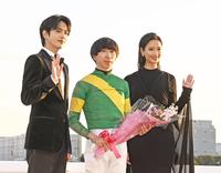 　ウシュバテソーロで東京大賞典を制し、表彰式でプレゼンターの志尊淳（左）、菜々緒（右）に祝福される横山和生騎手
