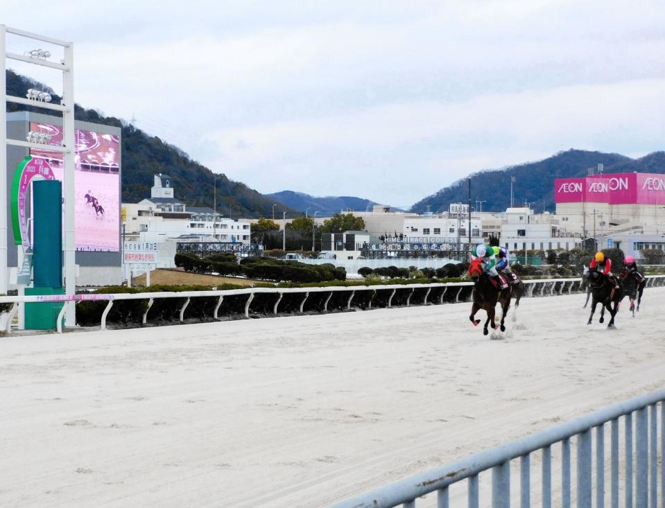 　逃げ切って重賞初勝利を挙げたサラキャサリン（左）＝撮影・中山伸治